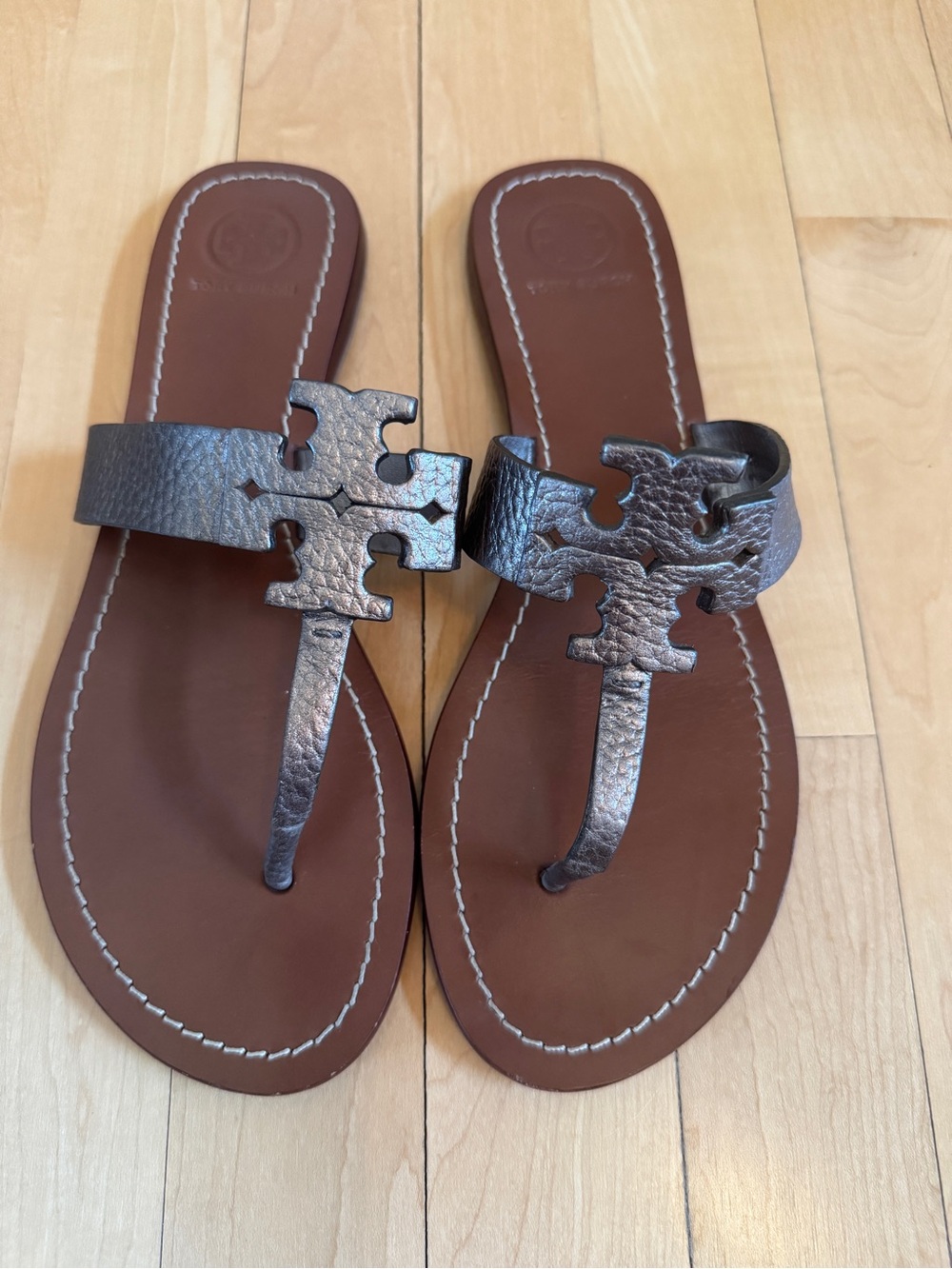 Tory Burch Metallic Logo Thong Sandals. Size 8.